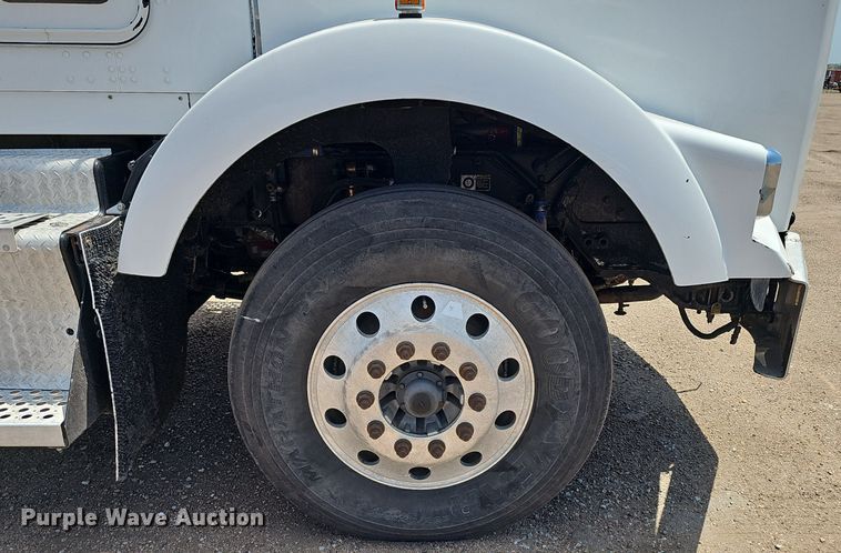 image for item DP6502 2013 Kenworth T800 semi truck