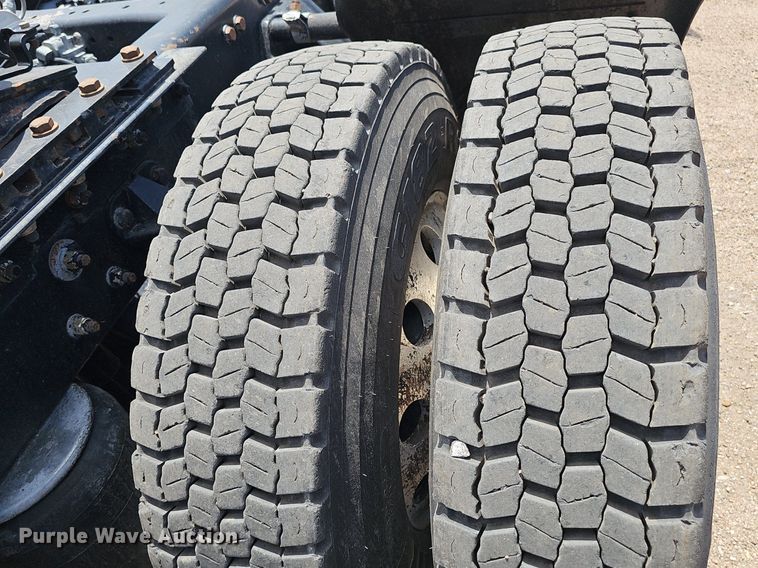 image for item DP6502 2013 Kenworth T800 semi truck