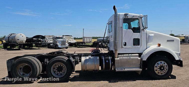 image for item DP6503 2013 Kenworth T800 semi truck