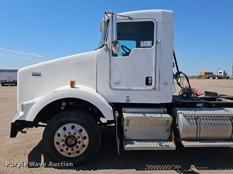 image for item DP6503 2013 Kenworth T800 semi truck