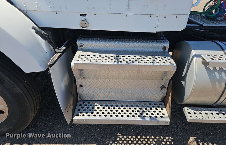 image for item DP6503 2013 Kenworth T800 semi truck