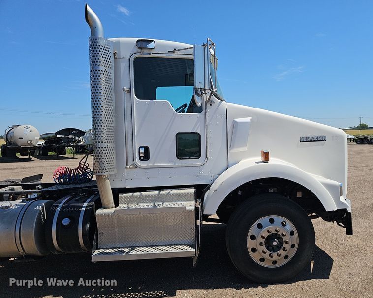 image for item DP6503 2013 Kenworth T800 semi truck