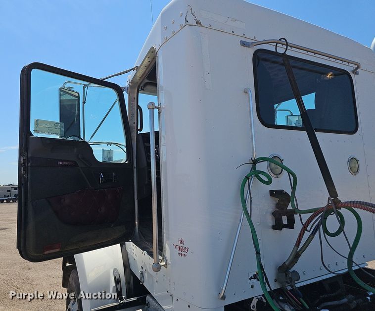 image for item DP6503 2013 Kenworth T800 semi truck