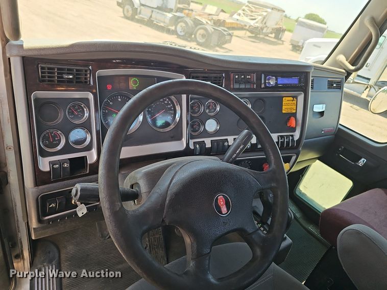 image for item DP6503 2013 Kenworth T800 semi truck