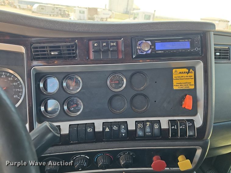 image for item DP6503 2013 Kenworth T800 semi truck