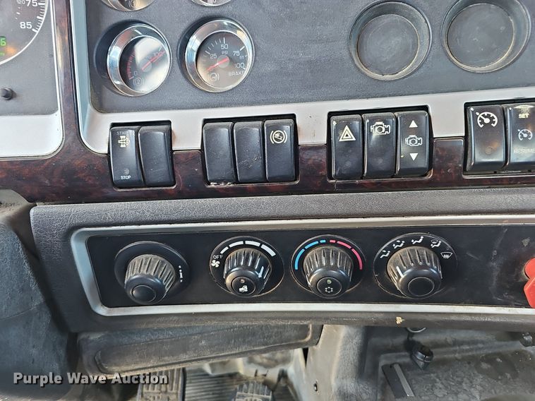 image for item DP6503 2013 Kenworth T800 semi truck