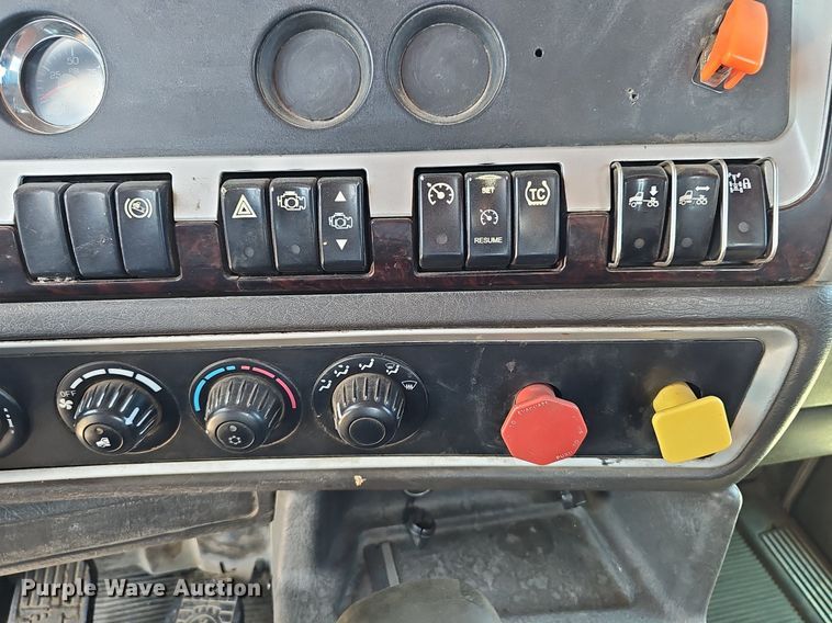 image for item DP6503 2013 Kenworth T800 semi truck