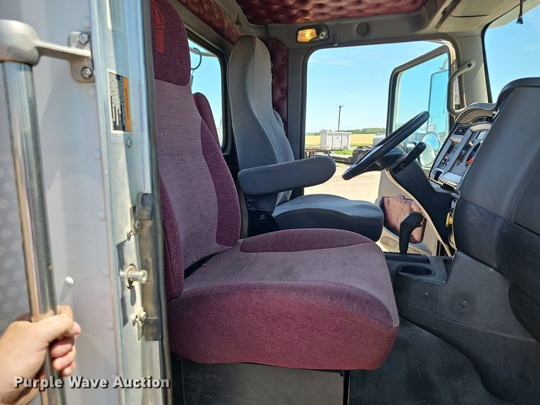 image for item DP6503 2013 Kenworth T800 semi truck