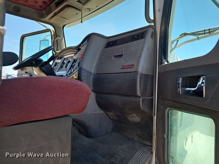 image for item DP6503 2013 Kenworth T800 semi truck