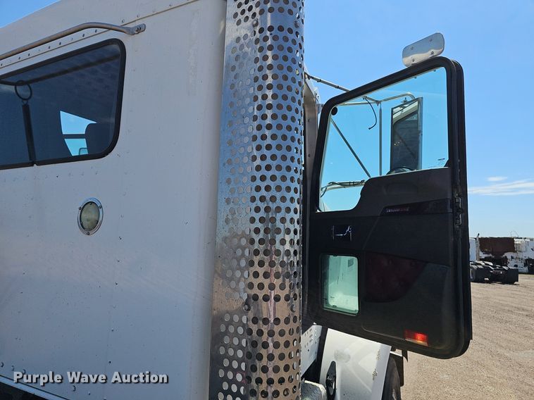 image for item DP6503 2013 Kenworth T800 semi truck