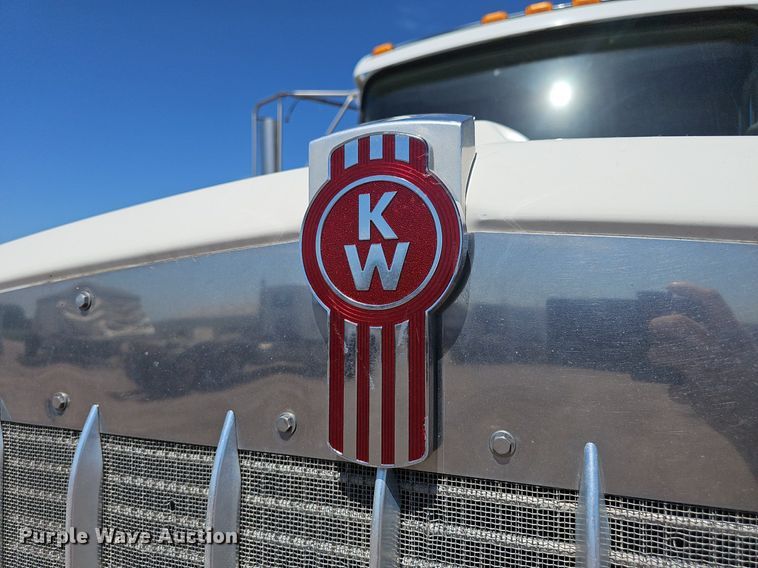 image for item DP6503 2013 Kenworth T800 semi truck
