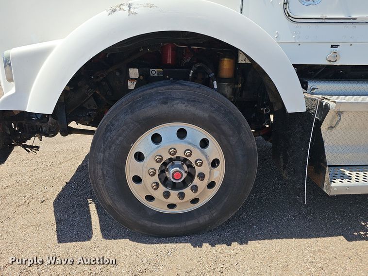 image for item DP6503 2013 Kenworth T800 semi truck