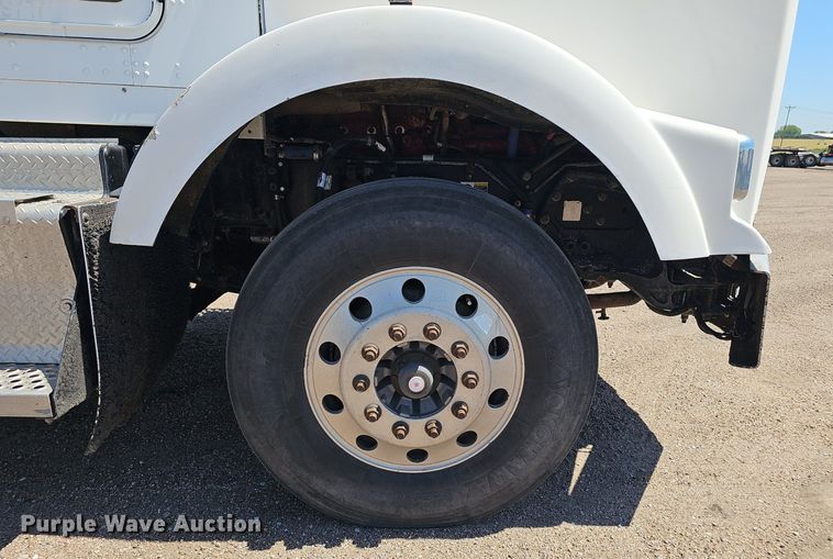 image for item DP6503 2013 Kenworth T800 semi truck