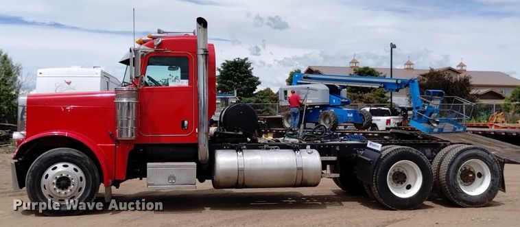 image for item DQ6119 2006 Peterbilt  379 semi truck