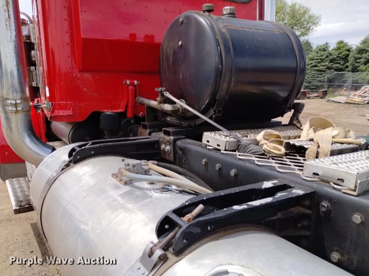 image for item DQ6119 2006 Peterbilt  379 semi truck