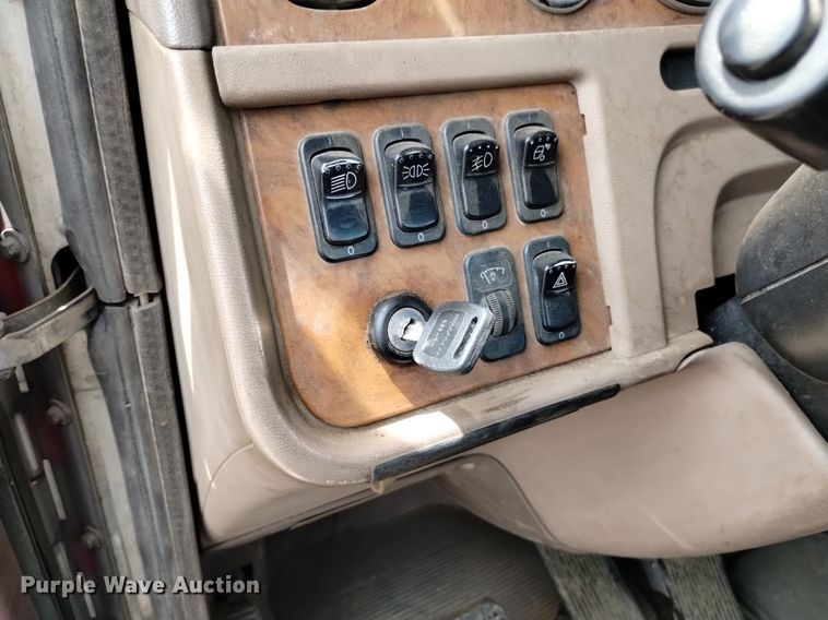 image for item DQ6119 2006 Peterbilt  379 semi truck