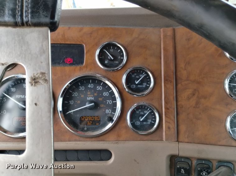 image for item DQ6119 2006 Peterbilt  379 semi truck