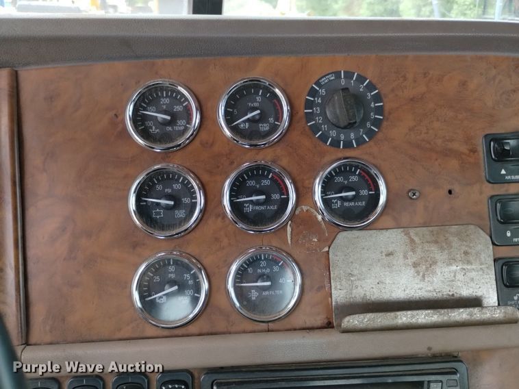 image for item DQ6119 2006 Peterbilt  379 semi truck