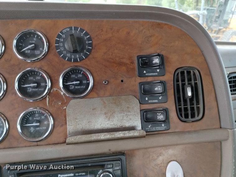 image for item DQ6119 2006 Peterbilt  379 semi truck