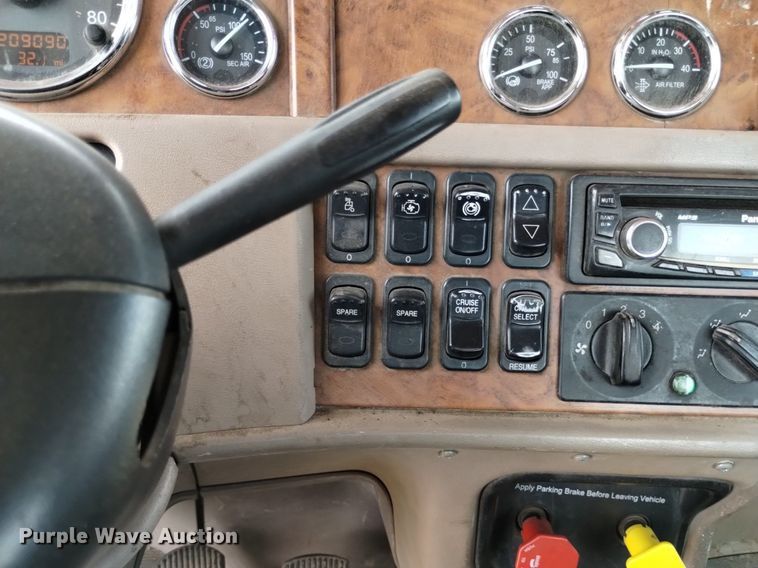 image for item DQ6119 2006 Peterbilt  379 semi truck