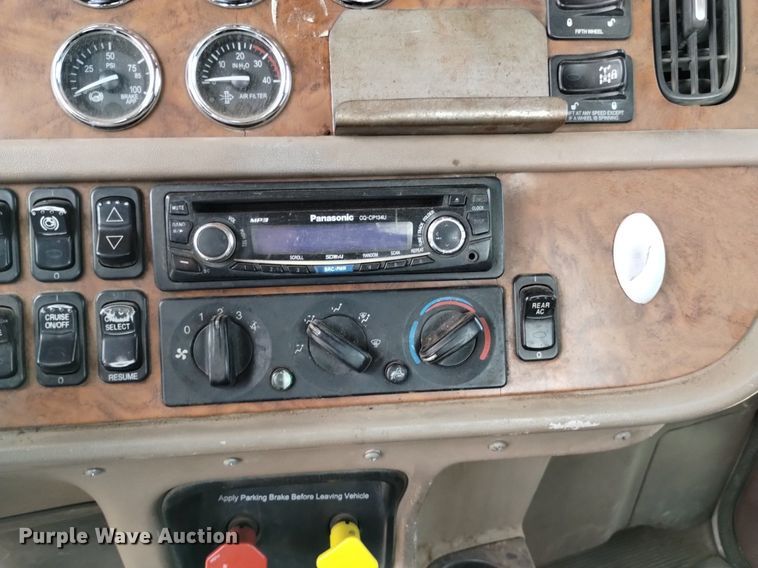 image for item DQ6119 2006 Peterbilt  379 semi truck