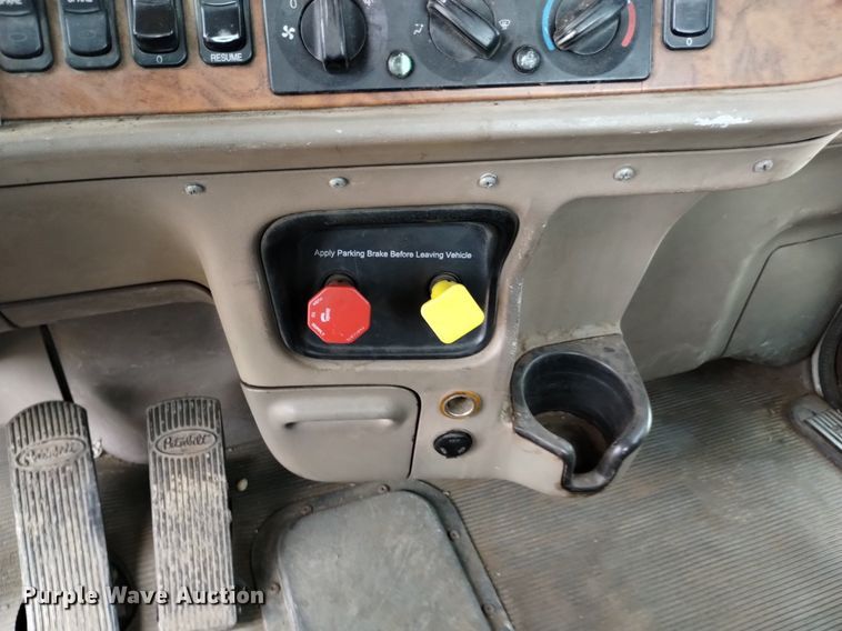 image for item DQ6119 2006 Peterbilt  379 semi truck