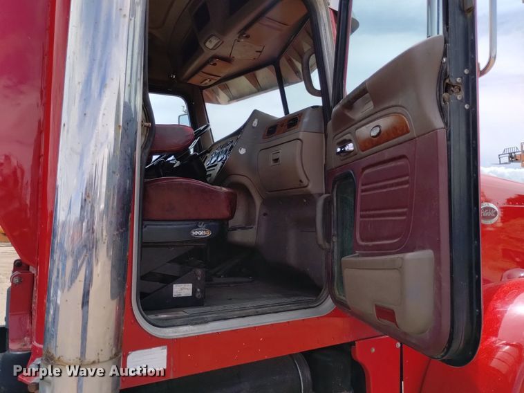 image for item DQ6119 2006 Peterbilt  379 semi truck