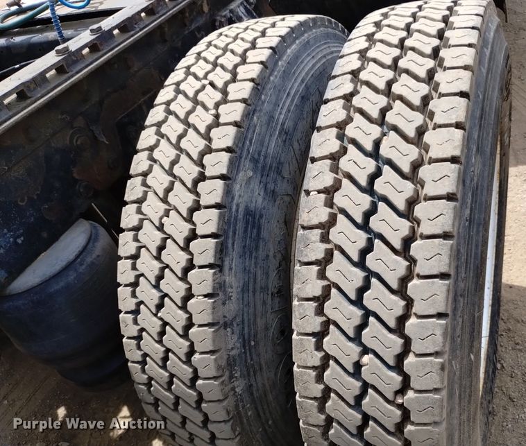 image for item DQ6119 2006 Peterbilt  379 semi truck