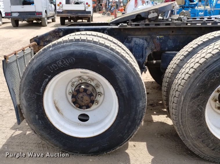 image for item DQ6119 2006 Peterbilt  379 semi truck