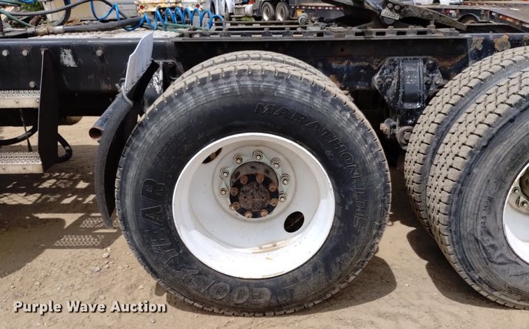 image for item DQ6119 2006 Peterbilt  379 semi truck