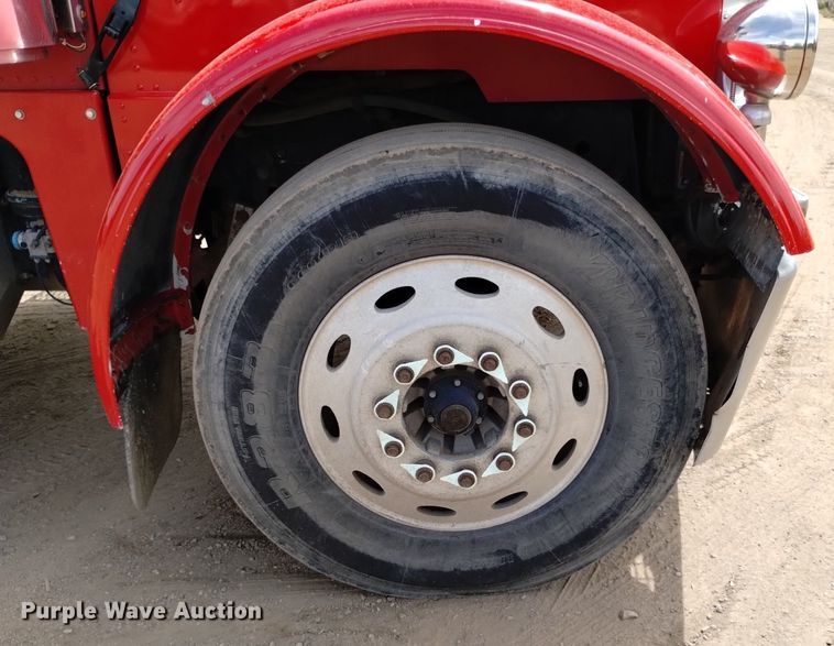 image for item DQ6119 2006 Peterbilt  379 semi truck