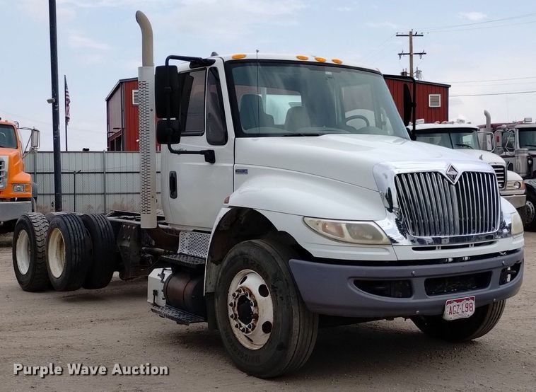 image for item DQ6138 2013 International  7400 WorkStar truck cab and chassis