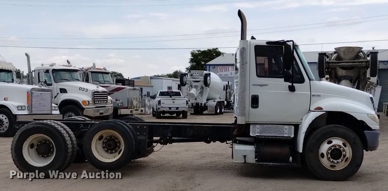 image for item DQ6138 2013 International  7400 WorkStar truck cab and chassis