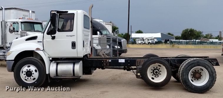 image for item DQ6138 2013 International  7400 WorkStar truck cab and chassis