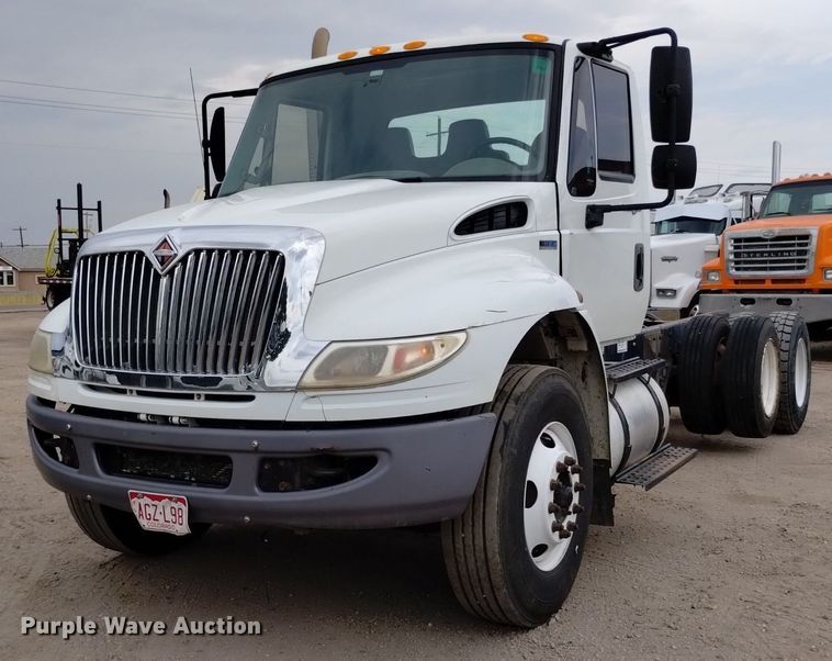 image for item DQ6138 2013 International  7400 WorkStar truck cab and chassis