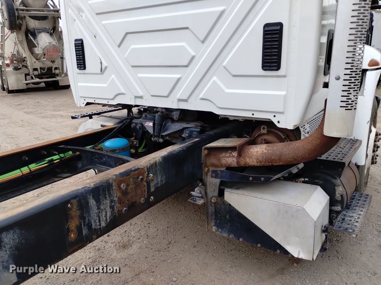 image for item DQ6138 2013 International  7400 WorkStar truck cab and chassis