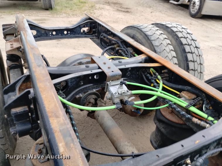 image for item DQ6138 2013 International  7400 WorkStar truck cab and chassis