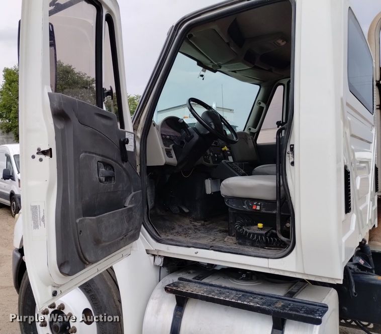 image for item DQ6138 2013 International  7400 WorkStar truck cab and chassis