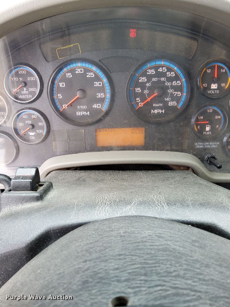 image for item DQ6138 2013 International  7400 WorkStar truck cab and chassis