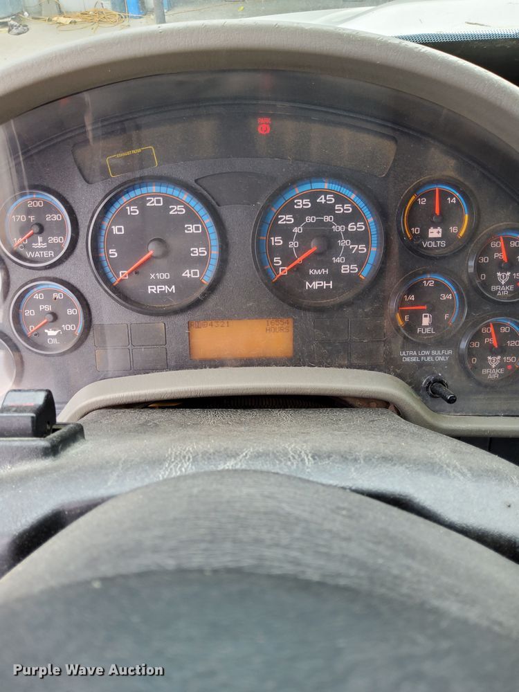 image for item DQ6138 2013 International  7400 WorkStar truck cab and chassis