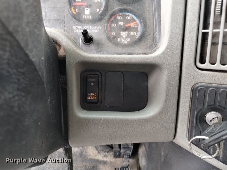 image for item DQ6138 2013 International  7400 WorkStar truck cab and chassis