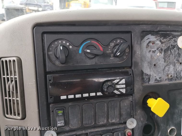 image for item DQ6138 2013 International  7400 WorkStar truck cab and chassis