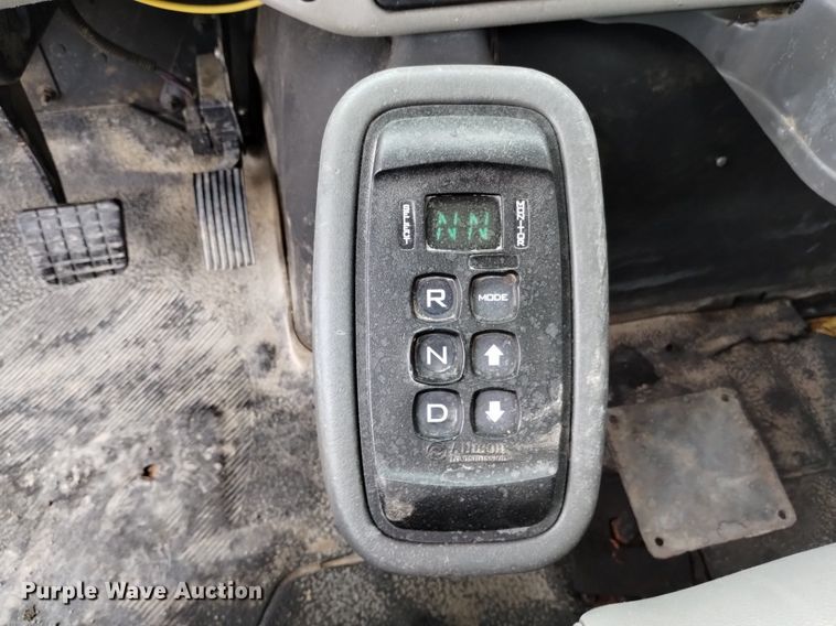 image for item DQ6138 2013 International  7400 WorkStar truck cab and chassis