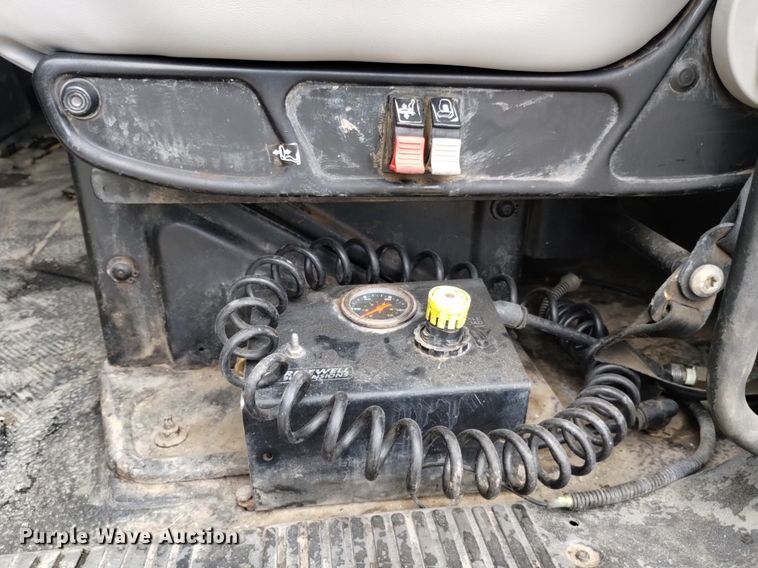 image for item DQ6138 2013 International  7400 WorkStar truck cab and chassis