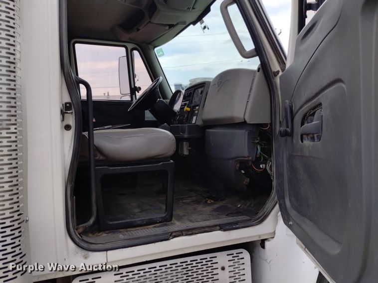 image for item DQ6138 2013 International  7400 WorkStar truck cab and chassis
