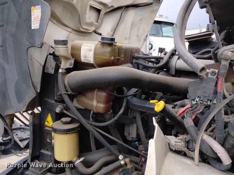 image for item DQ6138 2013 International  7400 WorkStar truck cab and chassis