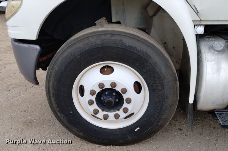 image for item DQ6138 2013 International  7400 WorkStar truck cab and chassis