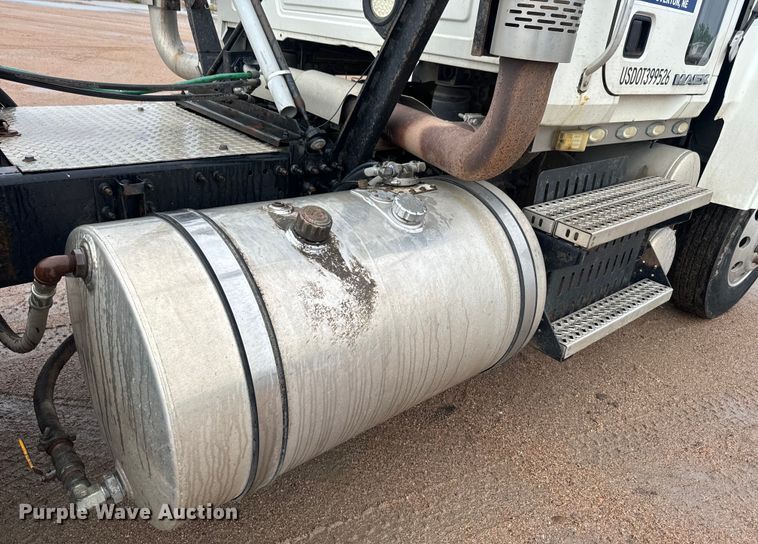 image for item DQ6780 2008 Mack CHU Gold semi truck