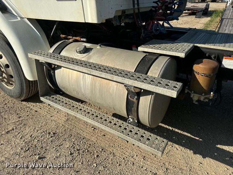 image for item DQ6796 2005 Sterling  semi truck