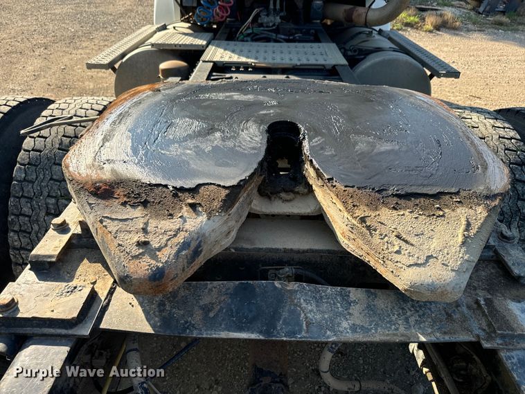 image for item DQ6796 2005 Sterling  semi truck